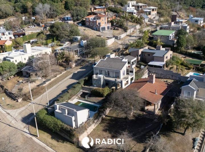 Casa · 300m² · 7 Ambientes · 2 Cocheras