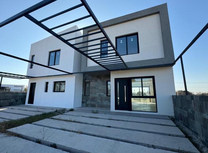 Casa · 140m² · 4 Ambientes · 2 Cocheras