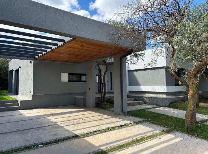 Casa · 185m² · 5 Ambientes · 2 Cocheras