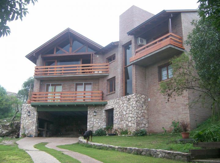 Casa · 420m² · 9 Ambientes · 4 Cocheras