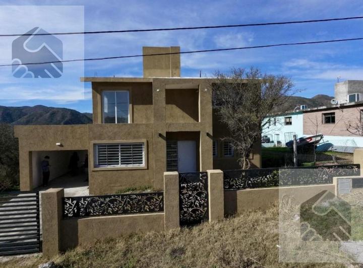 Casa · 244m² · 7 Ambientes · 2 Cocheras