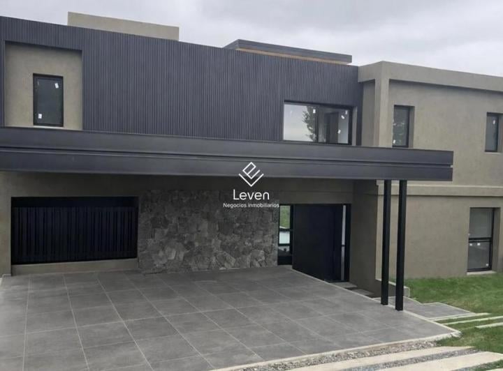 Casa · 330m² · 11 Ambientes · 2 Cocheras