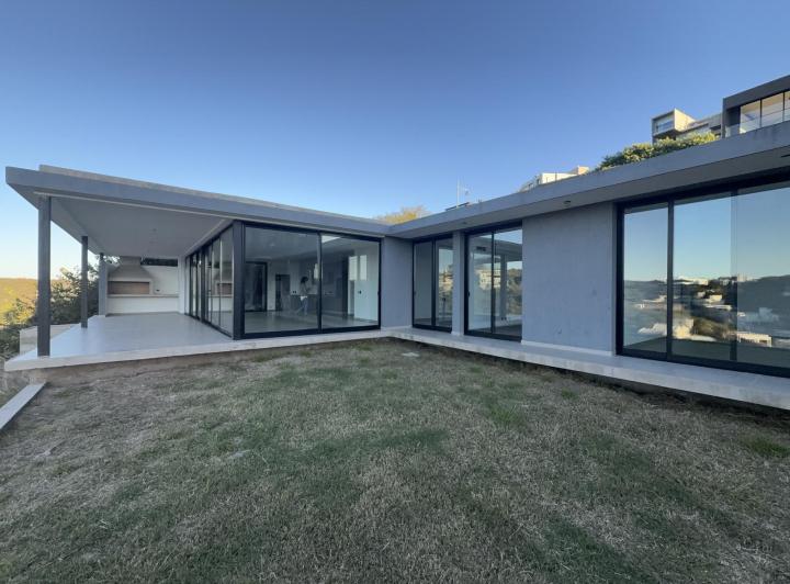 Casa · 280m² · 3 Ambientes · 2 Cocheras