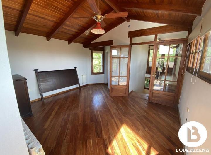 Casa · 305m² · 8 Ambientes · 4 Cocheras
