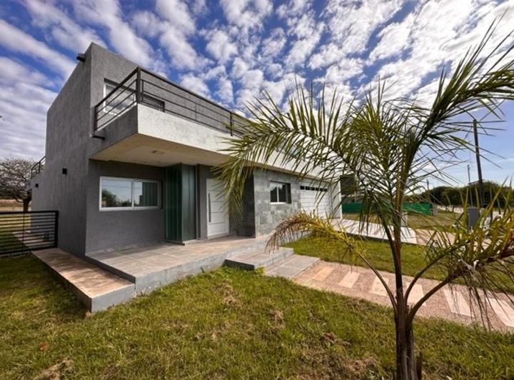 Casa · 400m² · 4 Ambientes · 4 Cocheras