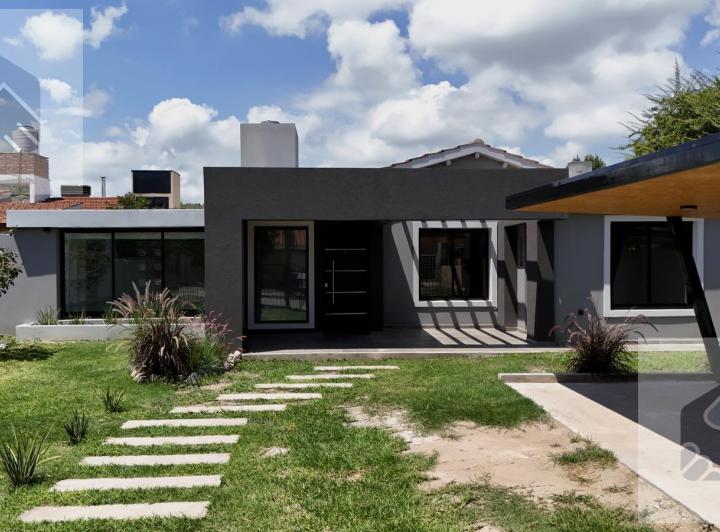 Casa · 230m² · 6 Ambientes · 2 Cocheras