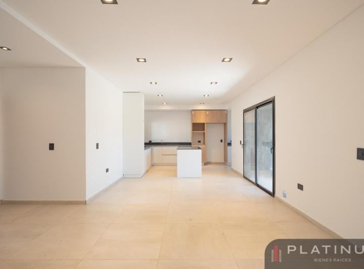 Casa · 163m² · 3 Ambientes · 2 Cocheras