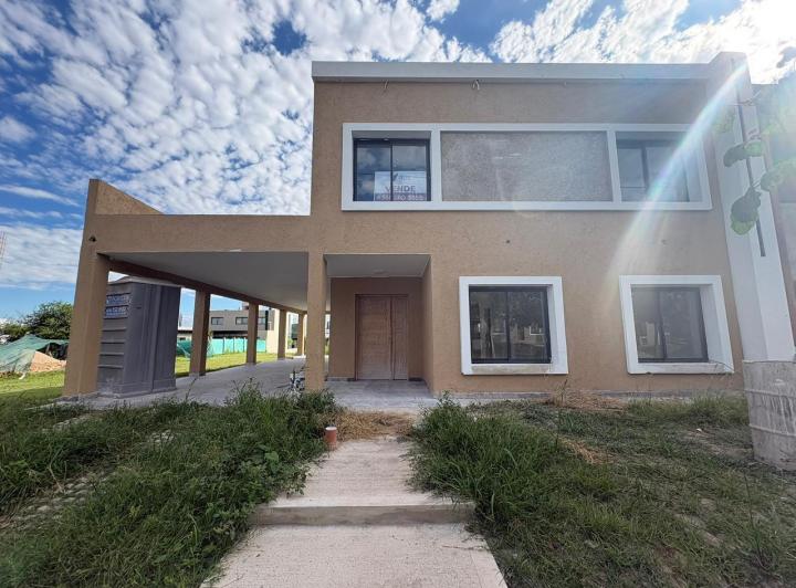 Casa · 235m² · 4 Ambientes · 2 Cocheras