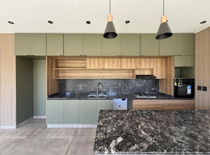 Casa · 210m² · 5 Ambientes · 2 Cocheras