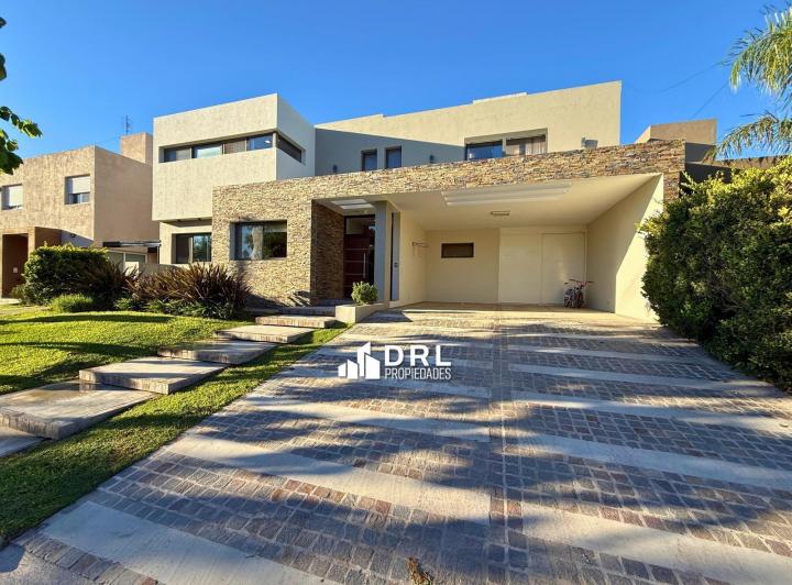 Casa · 400m² · 6 Ambientes · 2 Cocheras