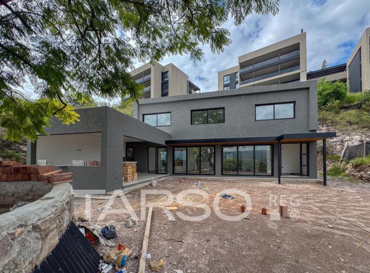 Casa · 320m² · 3 Dormitorios · 2 Cocheras