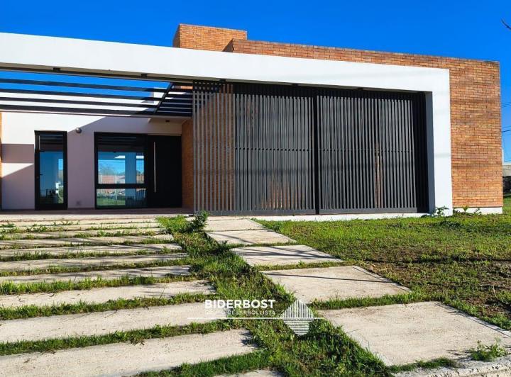 Casa · 180ha · 4 Ambientes · 2 Cocheras