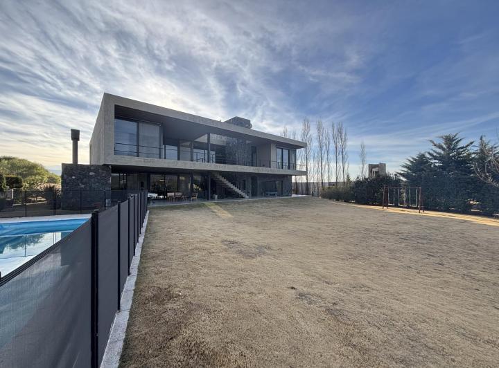Casa · 486m² · 6 Dormitorios · 2 Cocheras