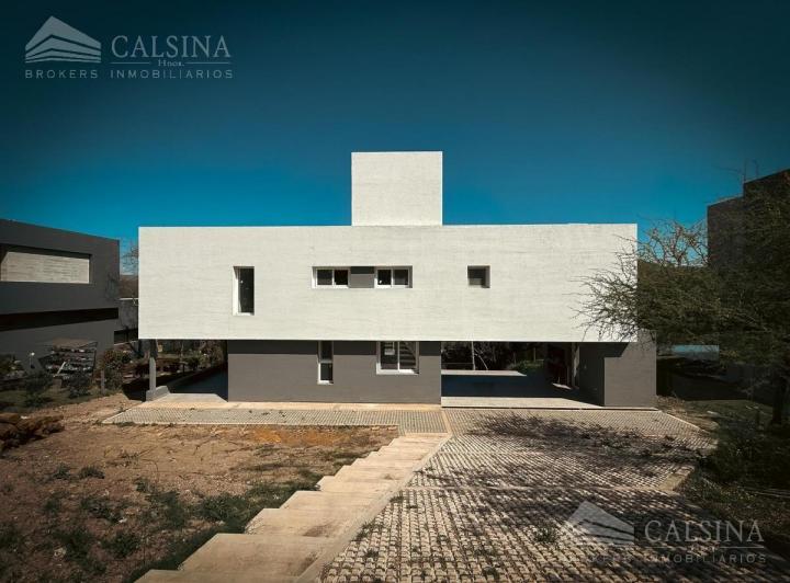 Casa · 1043m² · 3 Dormitorios
