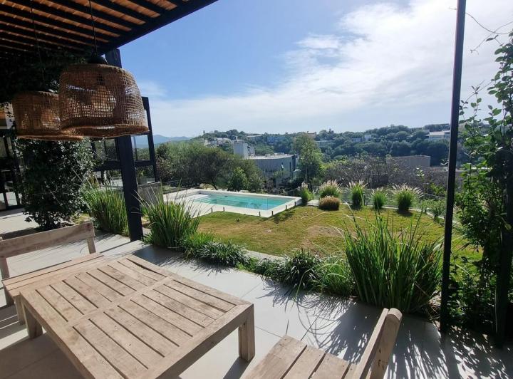 Casa · 320m² · 8 Ambientes · 2 Cocheras