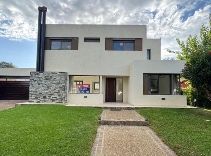 Casa · 292m² · 5 Ambientes · 2 Cocheras