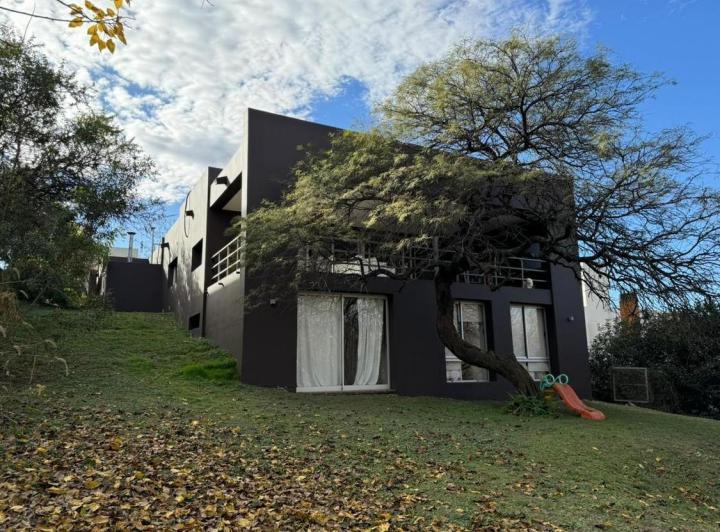 Casa · 350m² · 3 Ambientes · 2 Cocheras