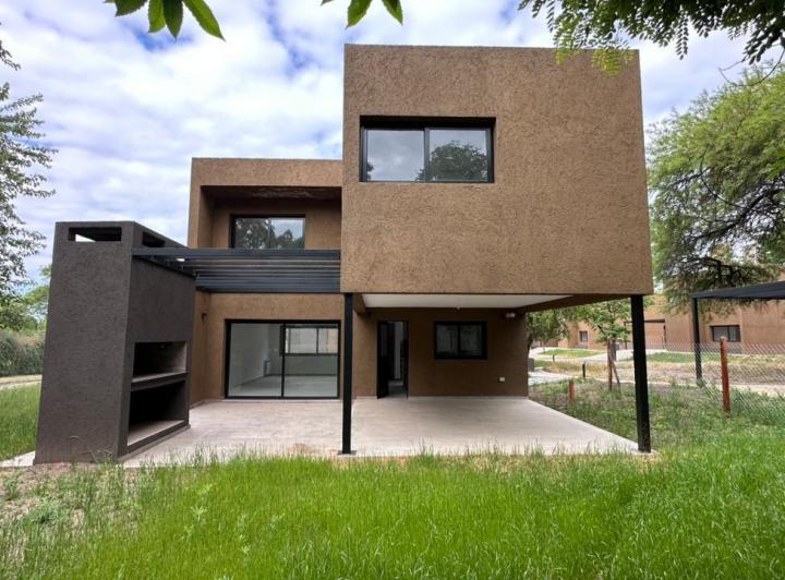 Casa · 165m² · 4 Ambientes · 2 Cocheras