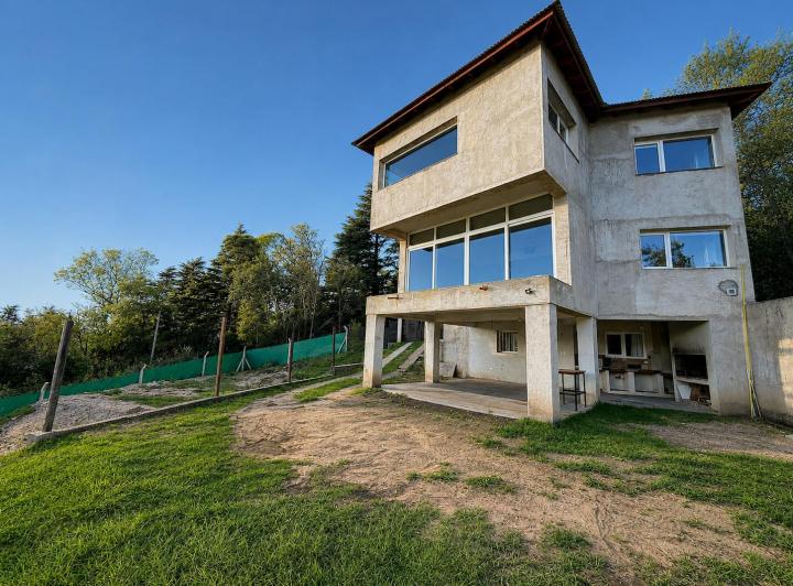 Casa · 277m² · 6 Ambientes · 2 Cocheras