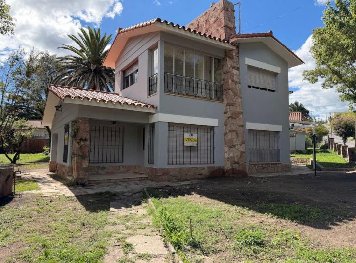 Casa · 244m² · 5 Ambientes · 1 Cochera