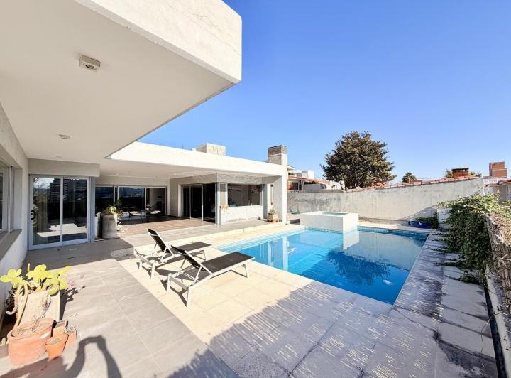 Casa · 409m² · 7 Ambientes · 3 Cocheras