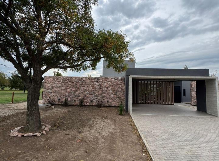 Casa · 296m² · 8 Ambientes · 2 Cocheras