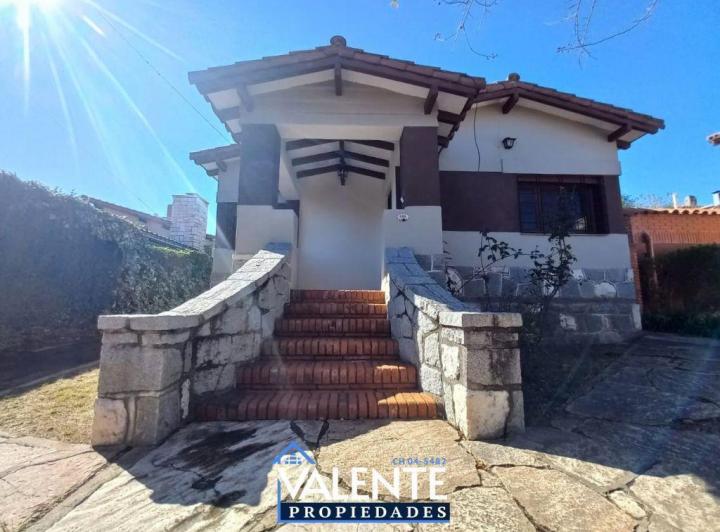 Casa · 260m² · 8 Ambientes · 1 Cochera