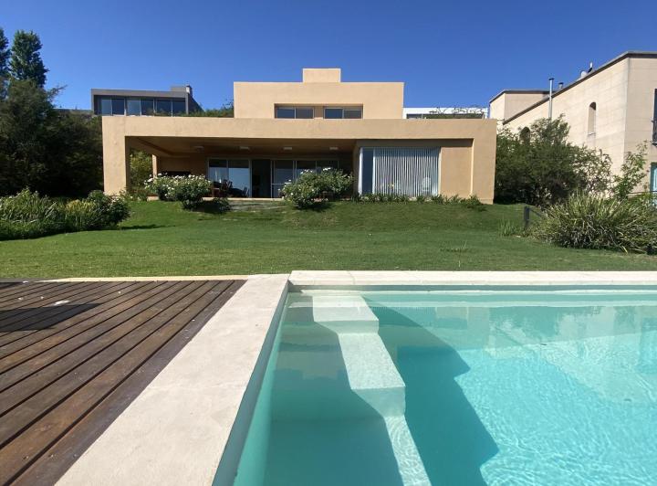 Casa · 283m² · 4 Ambientes · 2 Cocheras