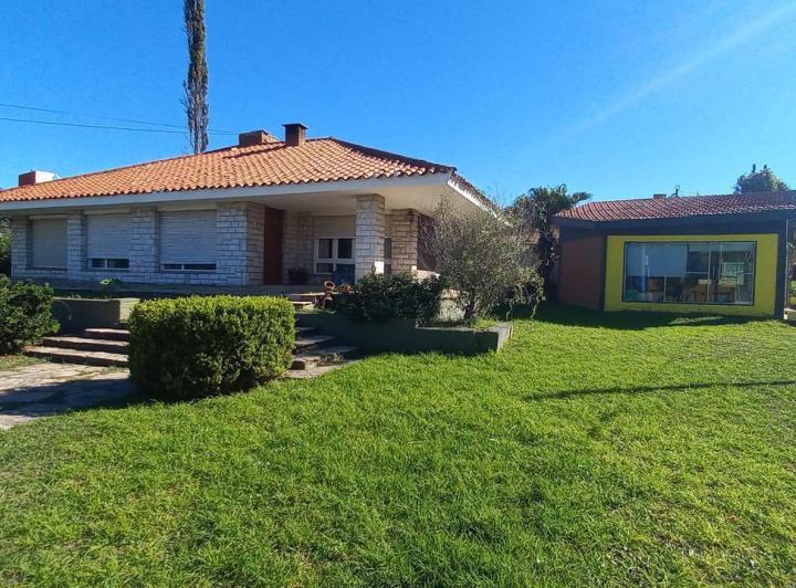 Casa · 254m² · 7 Ambientes · 3 Cocheras