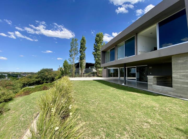 Casa · 461m² · 8 Ambientes · 2 Cocheras