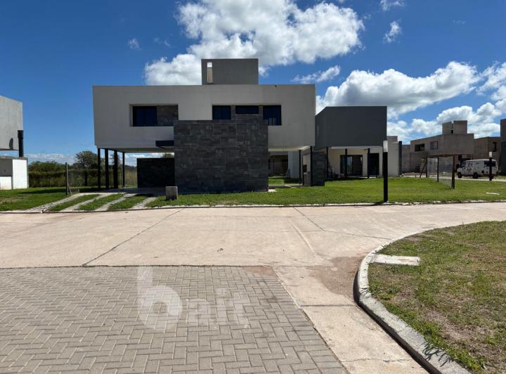Casa · 207m² · 5 Ambientes · 2 Cocheras