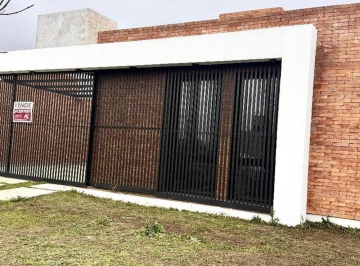 Casa · 180ha · 4 Ambientes · 2 Cocheras