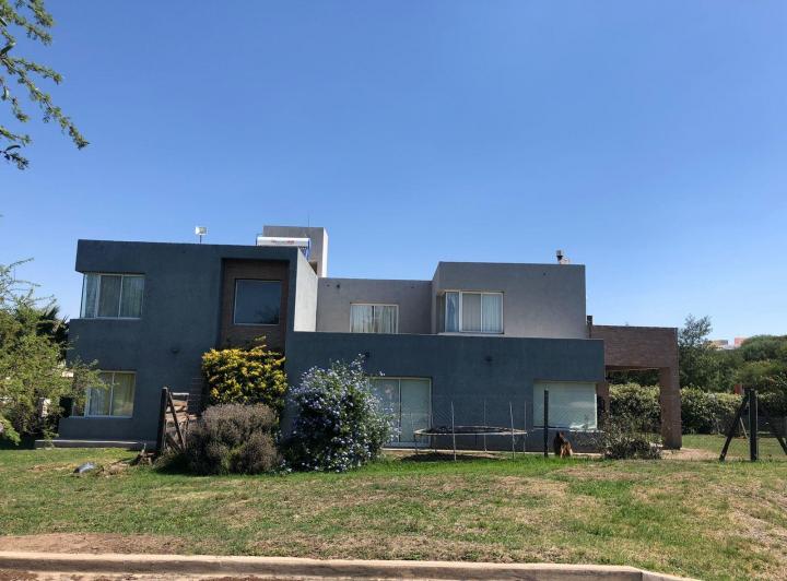 Casa · 320m² · 5 Ambientes · 2 Cocheras