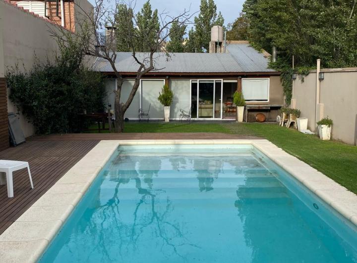Casa · 300m² · 6 Ambientes · 3 Cocheras