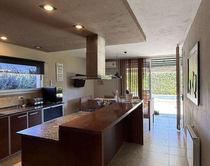 Casa · 230m² · 14 Ambientes · 2 Cocheras