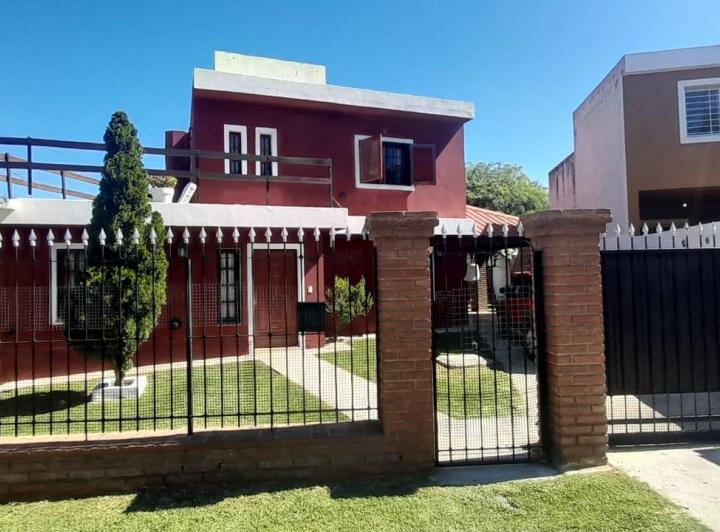 Casa · 219m² · 7 Ambientes · 2 Cocheras