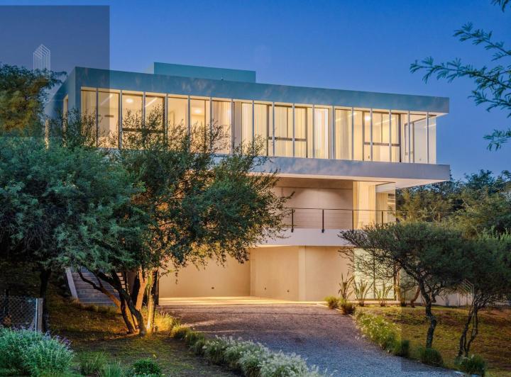 Casa · 650m² · 7 Ambientes · 3 Cocheras
