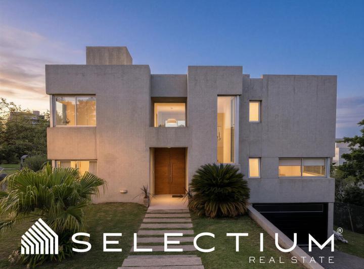 Casa · 806m² · 12 Ambientes · 2 Cocheras