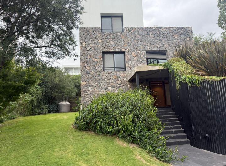 Casa · 351m² · 3 Dormitorios · 2 Cocheras