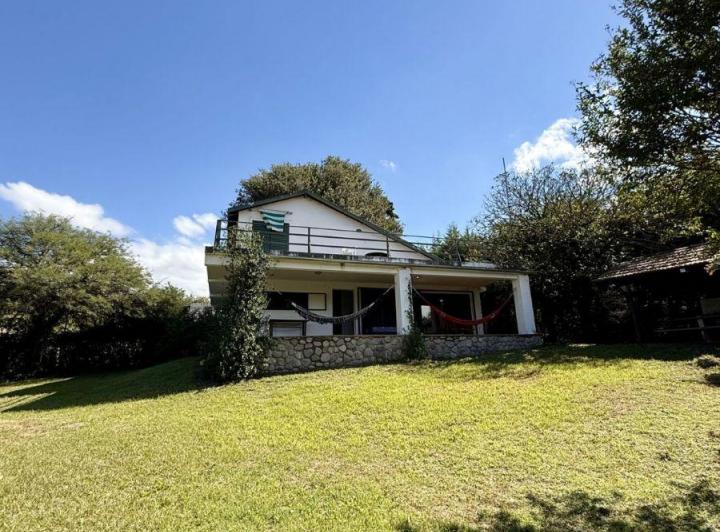 Casa · 210m² · 2 Ambientes · 1 Cochera