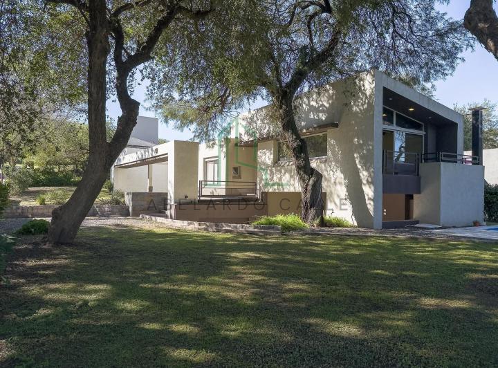 Casa · 240m² · 5 Ambientes · 2 Cocheras