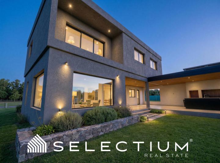 Casa · 360m² · 8 Ambientes · 3 Cocheras