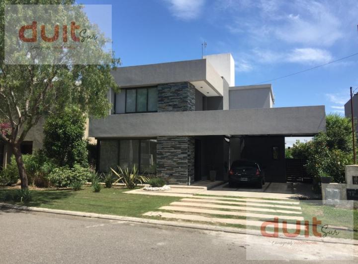 Casa · 218m² · 7 Ambientes