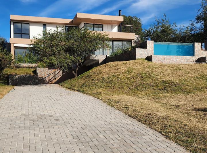 Casa · 420m² · 10 Ambientes · 3 Cocheras