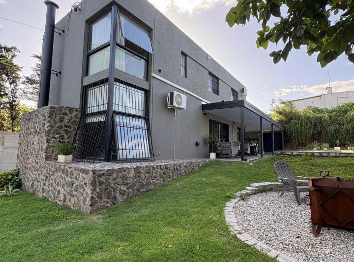Casa · 865m² · 3 Ambientes · 4 Cocheras