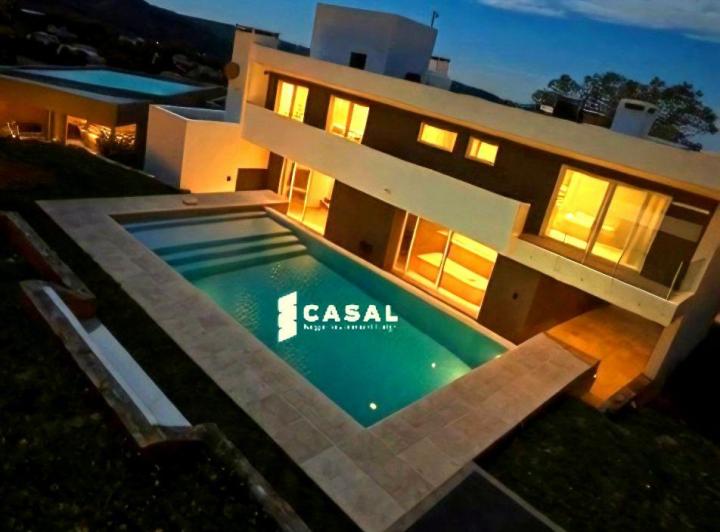 Casa · 350m² · 5 Ambientes · 1 Cochera