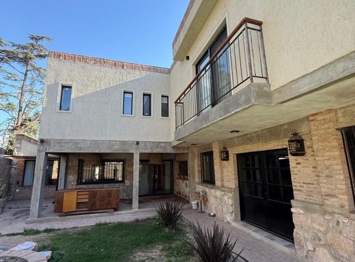Casa · 290m² · 3 Dormitorios · 2 Cocheras