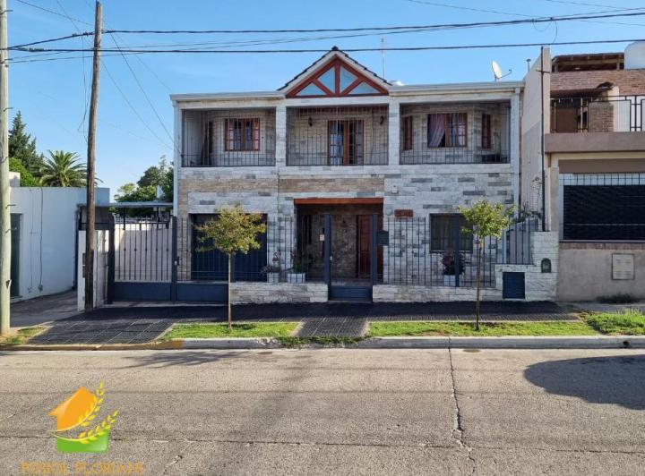 Casa · 193m² · 9 Ambientes · 1 Cochera
