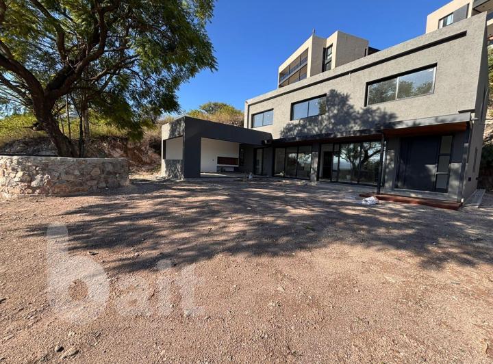 Casa · 304m² · 7 Ambientes · 2 Cocheras