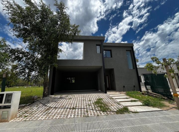 Casa · 250m² · 2 Dormitorios · 2 Cocheras